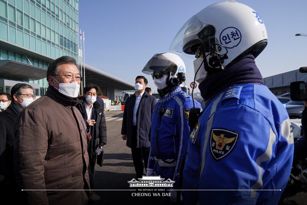 This image has an empty alt attribute; its file name is 백신-수송-모의훈련-참관6-1024x684.jpg