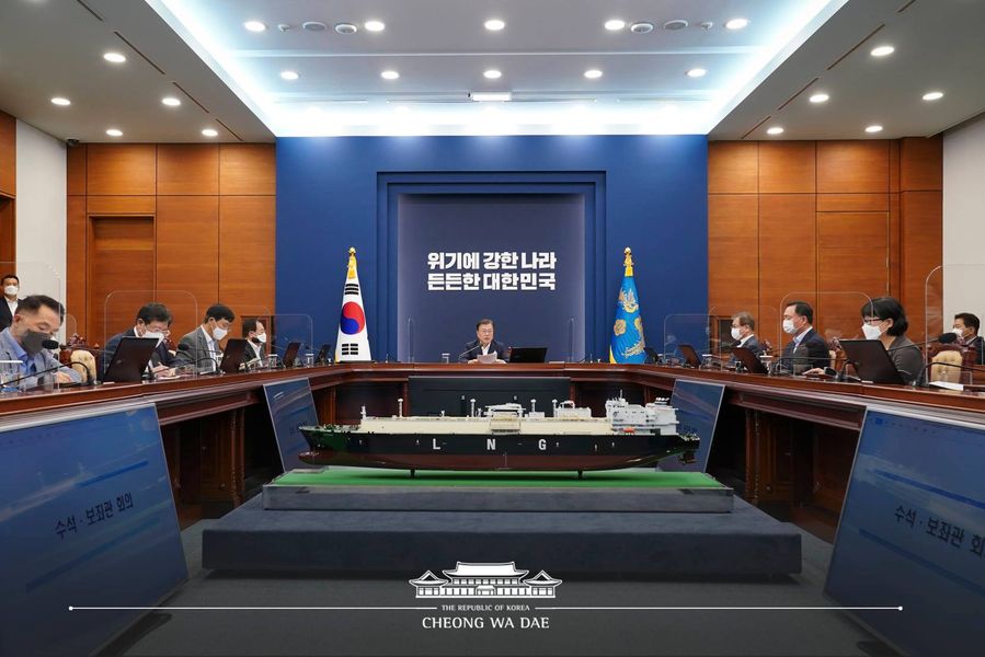 This image has an empty alt attribute; its file name is 수보회의-96-03.jpg