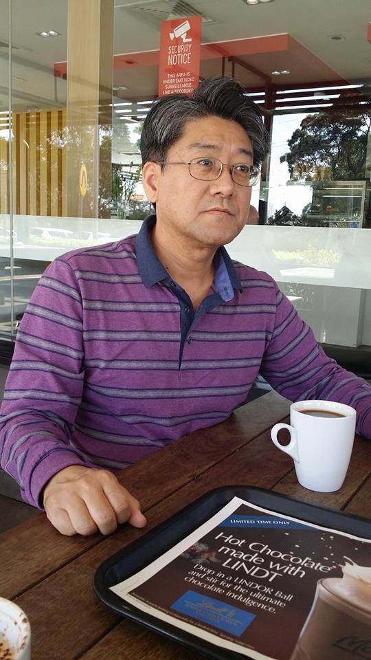 This image has an empty alt attribute; its file name is 유석근-목사-카페에서.jpg