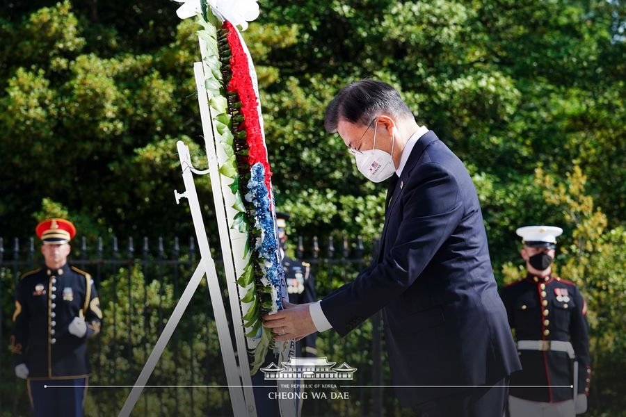 This image has an empty alt attribute; its file name is 첫-공식일정으로-미-참전용사들의-희생01.jpg