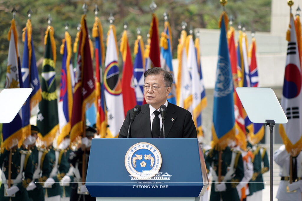 This image has an empty alt attribute; its file name is 현충일-추념사-문대통령-1024x683.jpg