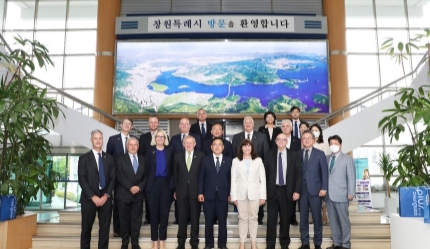 호주-한국 경제협력 대표단, 창원 방산·수소산업 견학 – 주한호주대사와 방위·수소산업 둘러보기 위해 방문 / 한화디펜스·현대로템 견학 후 시와 협력 방안 협의