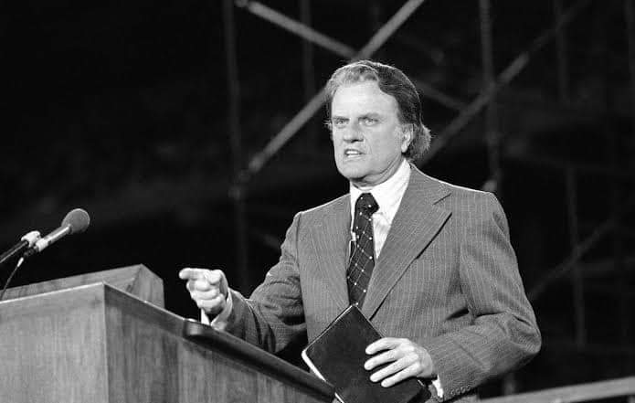 1918년 11월 7일, 미국의 개신교계 목회자 빌리 그레이엄 / 빌리 그래함 (William Franklin Graham Jr., 혹은 Billy Graham, 1918 ~ 2018) 출생