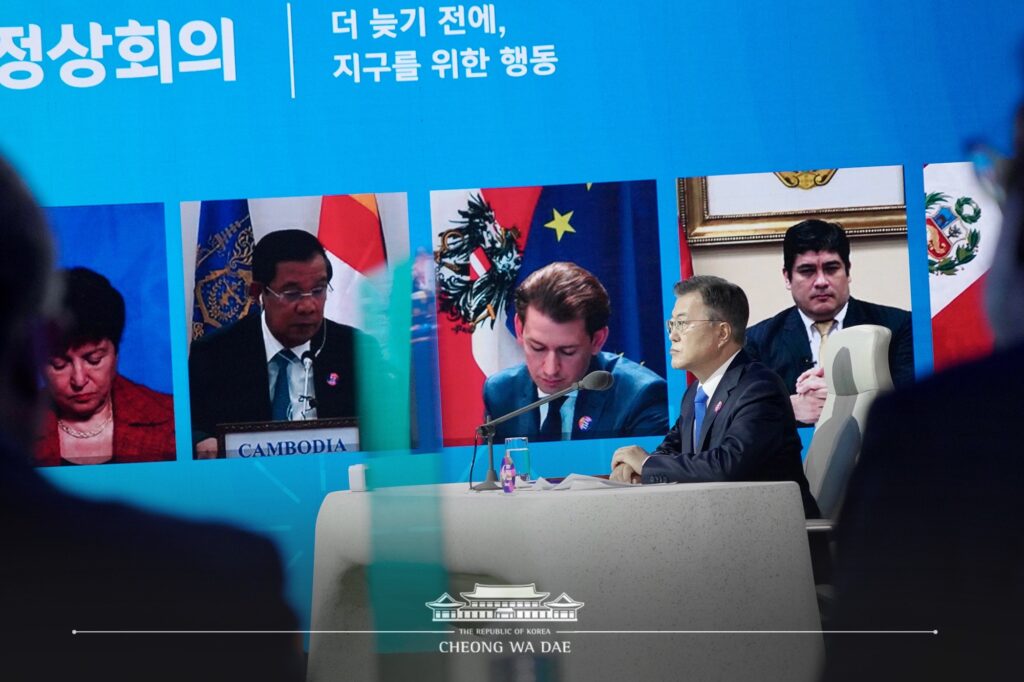 This image has an empty alt attribute; its file name is P4G-서울-정상회의-폐회05-1024x682.jpg