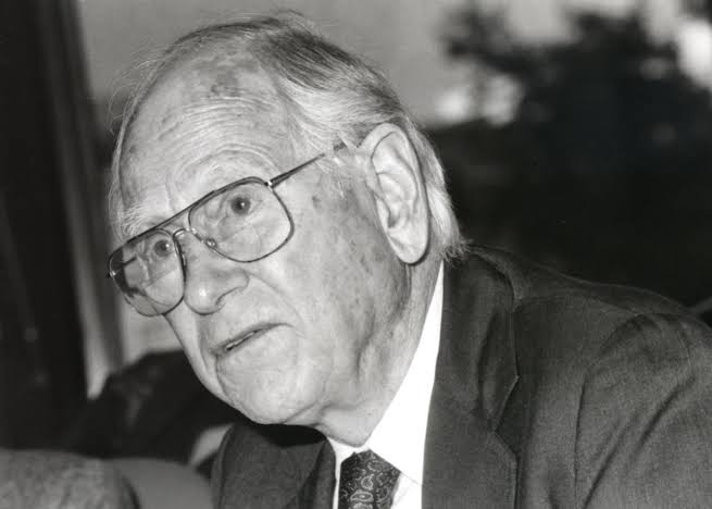 1915년 12월 17일, 미국의 정치학자 로버트 앨런 달 (Robert Alan Dahl, 1915 ~ 2014) 출생