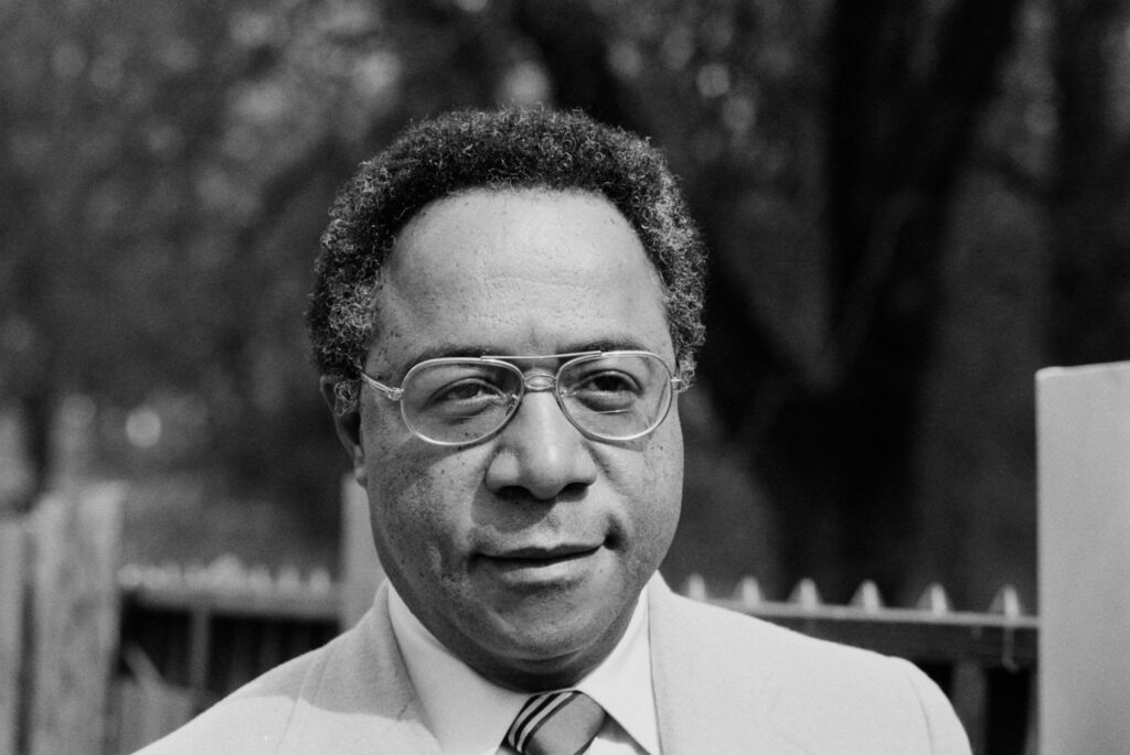 1921년 8월 11일, 미국 소설가 ‘뿌리’의 작가 알렉스 헤일리 (Alex Haley, 1921 ~ 1992) 출생