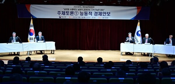 재외공관장회의 3월 27일 ~ 31일 개최 … 경제안보외교와 세일즈외교 강화를 위한 재외공관의 역할 논의 – 첫날 저녁 청와대 영빈관에서 대통령 주재 만찬 개최 “공관의 역할과 책임에 대한 새로운 각오 다질 것 당부”