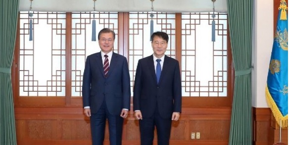 문재인 대통령, 장하성·남관표 등 23개국 대사에 신임장 수여