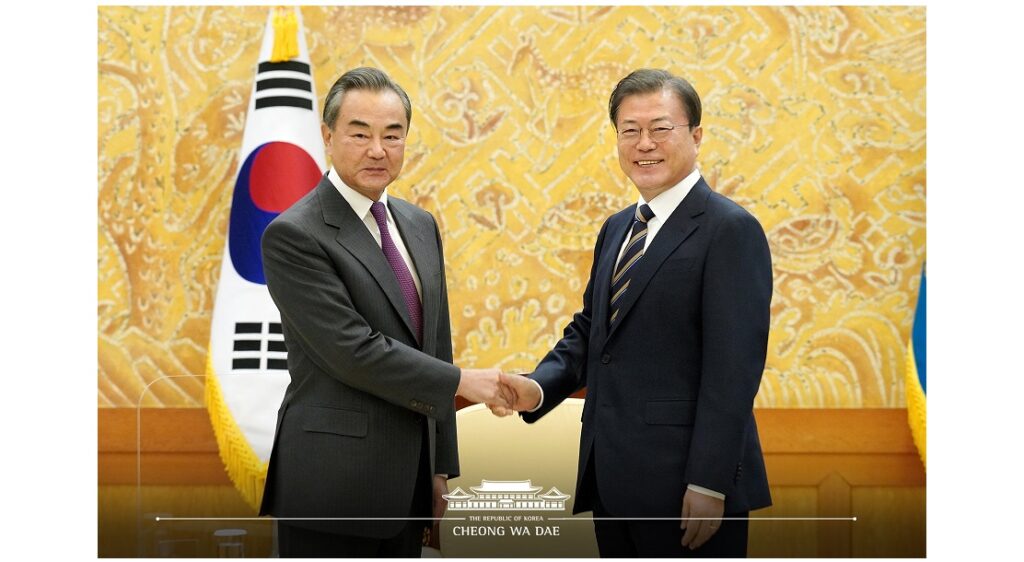 문재인 대통령, 중국 왕이 국무위원 겸 외교부장 접견 “한중 양국, 코로나 대응 위해 긴밀히 협력” – “전략적 협력 동반자 관계 더욱 긴밀하게 발전시켜 나가길 … 코로나 상황 안정되는 대로 시진핑 주석 방한 기대”