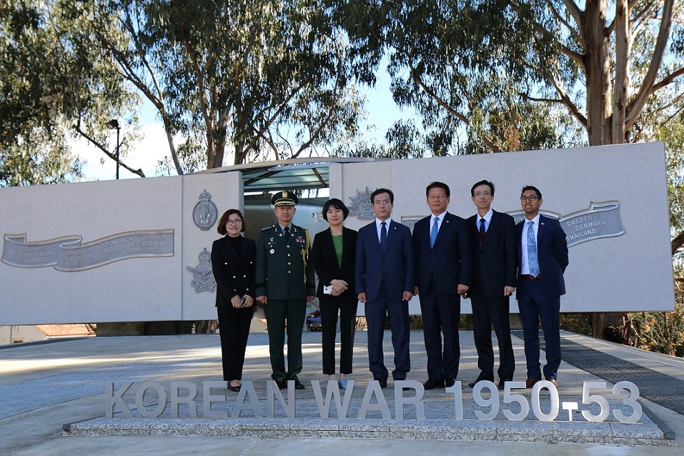 우경하 대사, 한국 국방위원장 일행과 참전기념비 참배