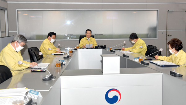 정 총리 “자가격리 위반시 무관용, 고발조치·강제출국” – 중대본 회의 주재 “위치정보시스템 활용해 실시간 상황 파악·무단이탈 여부 관리”