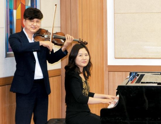 탈북 연주인 ‘정요한·김예나 부부초청 연주와 간증집회’ 진행중