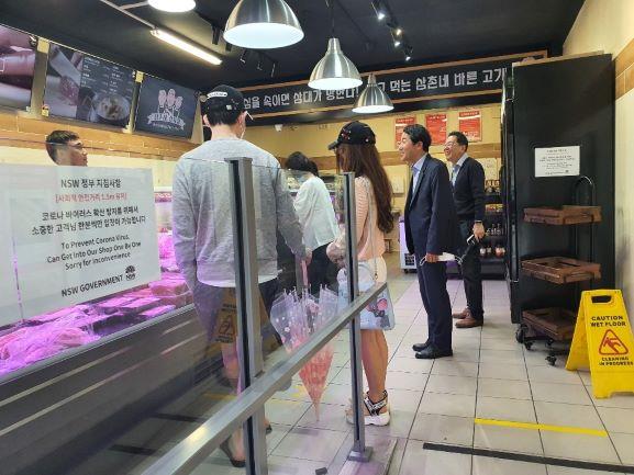 홍상우 총영사 ‘취약 동포청년 돕기 나눔행사’ 방문 격려 / 호주 민주평통 보궐 자문위원 위촉장 전수