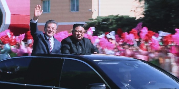 3차 평양 남북정상회담 – 문재인 대통령·김정은 위원장, 한 차량으로 평양 시내 카퍼레이드하며 백화원으로