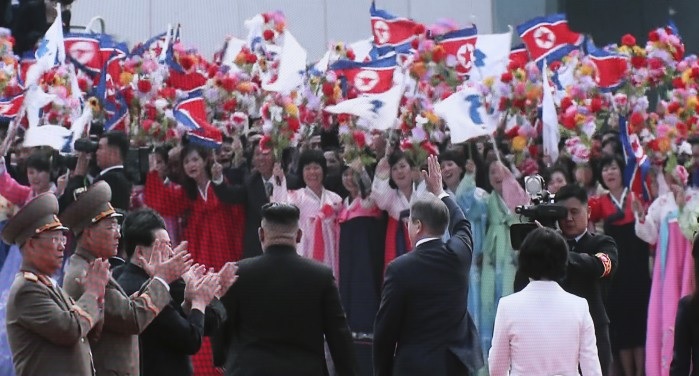 사진단상 – 3차 평양 남북정상회담, 김정은 위원장과 리설주 여사가 문재인 대통령 부부 직접 맞아