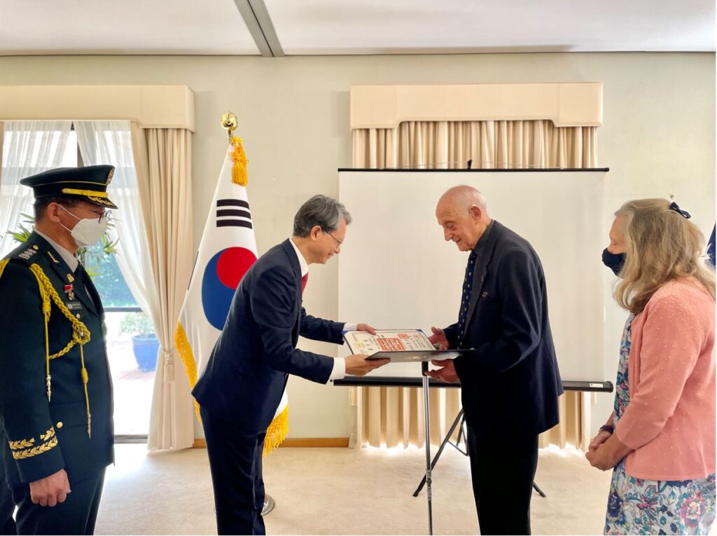 강정식 대사, 6.25 한국전쟁 참전용사 국민훈장 전달 행사 – “자유와, 평화를 위한 호주 참전용사분들의 희생과 헌신을 잊지않겠다” 강조
