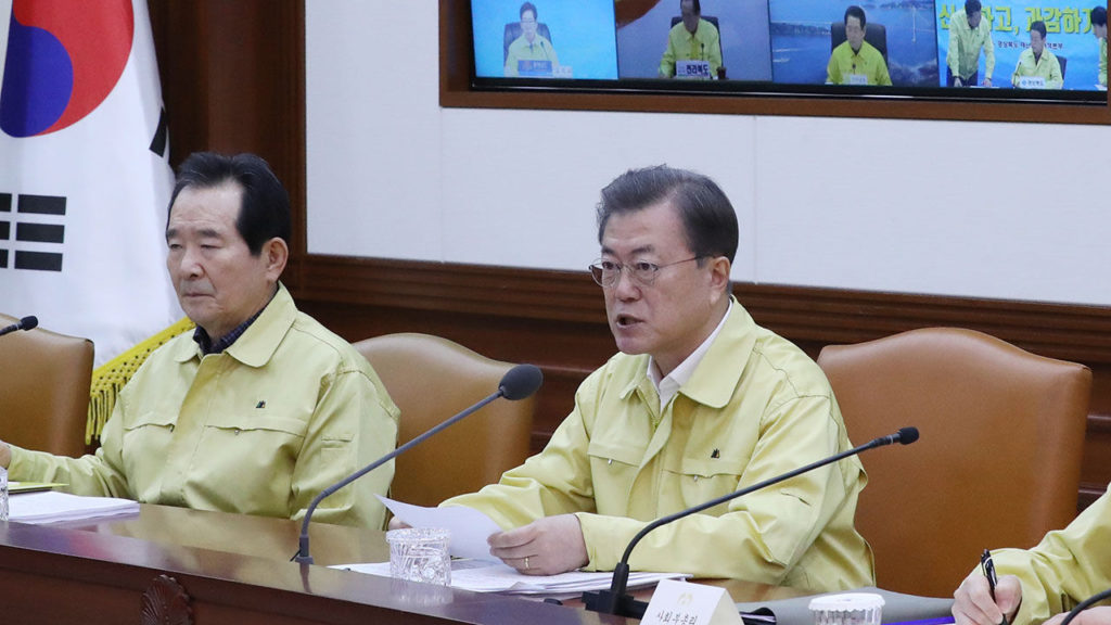 한국 코로나19 위기경보 ‘경계’에서 ‘심각’으로 격상, 모든 학교 개학 연기 – 신종플루 이후 11년만에 최고 경보, 총리가 직접 지휘하는 중대본 설치