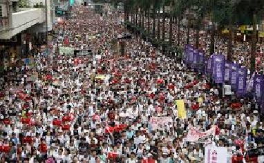 홍콩 ‘범죄인 인도 법안’ 저지시위, 경찰 ‘폭동’ 규정 강경진압 – 홍콩 경찰와 시위대 충돌로 70여 명 부상, 2명은 중상