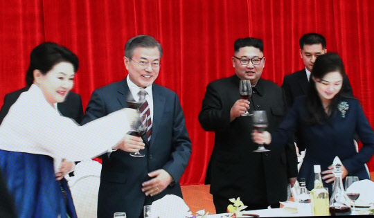 3차 평양 남북정상회담 – 1일차 120분 정상회담 종료, 환영공연뒤 목란관 만찬